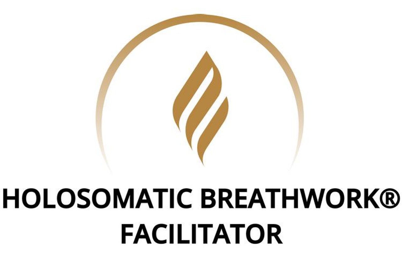 Logo mit goldener Flamme im Kreis und dem Text HOLOSOMATIC BREATHWORK FACILITATOR auf weißem Hintergrund.